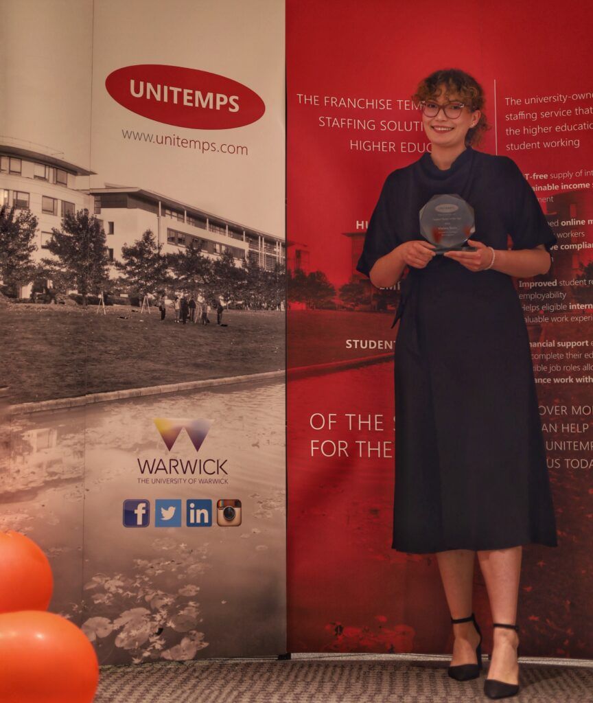 Violeta Savic Unitemps UCB receiving an award